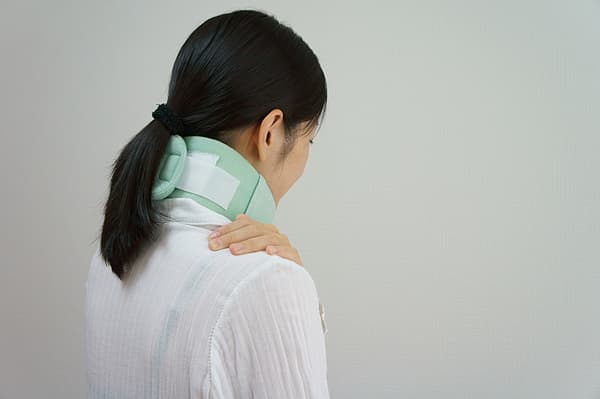 むちうちしている女性