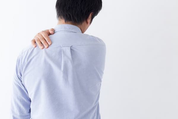 肩を抑える男性