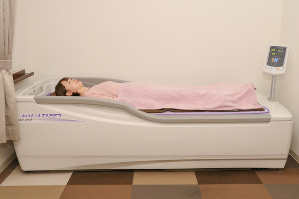 ひより接骨院本院でのウォーターベット施術の様子
