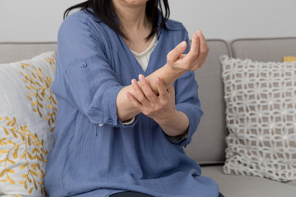 手のしびれを感じる女性
