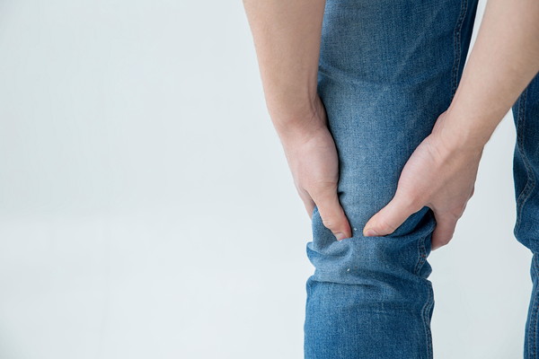 膝を押さえる人