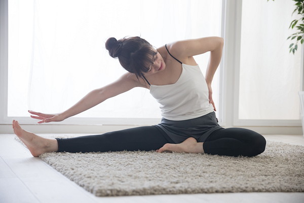 ストレッチをする女性