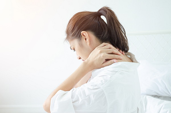 寝違えで首を痛めた女性