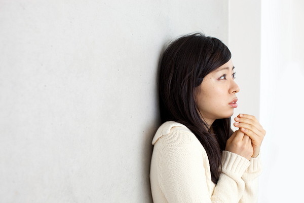 手を温める女性