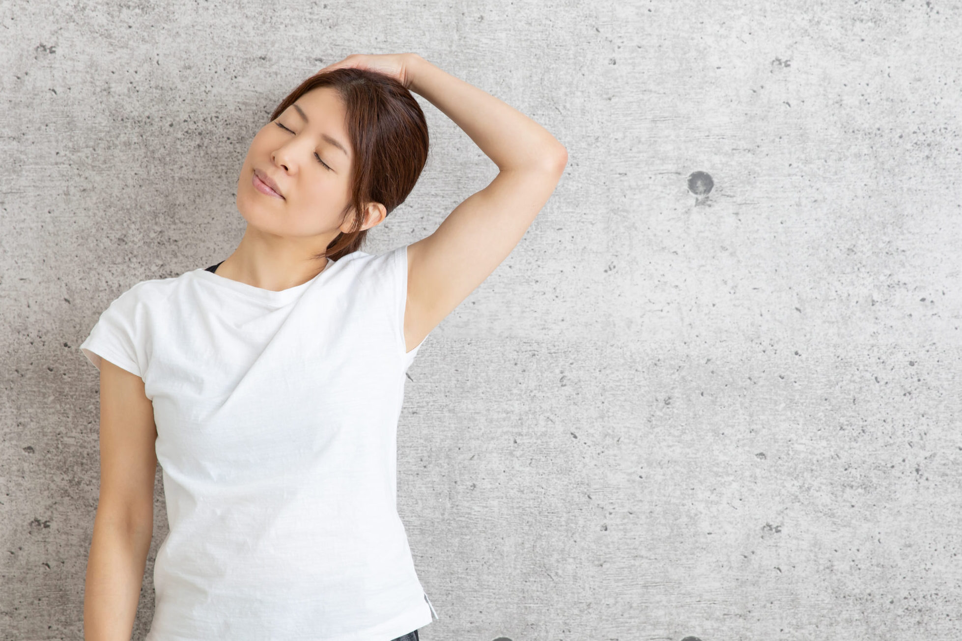 首のストレッチをする女性