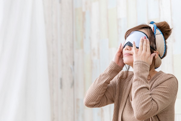 目元を温める女性