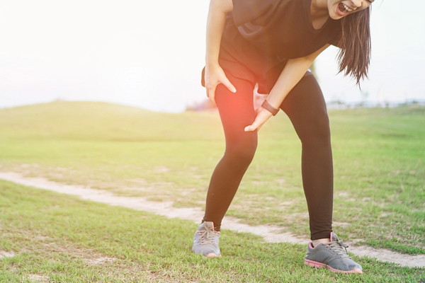 太ももを痛めた女性