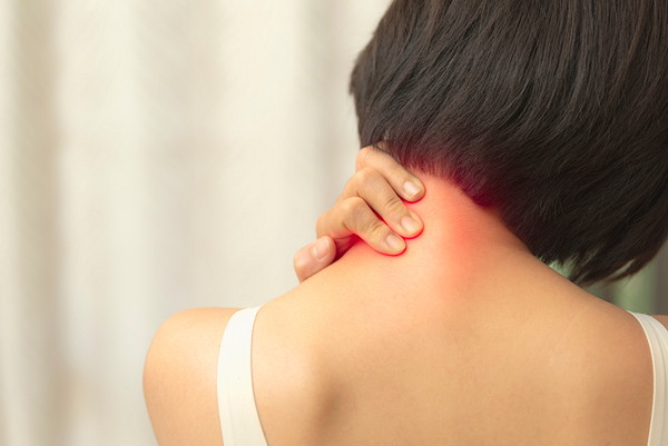 むちうちにより首元を痛めた女性