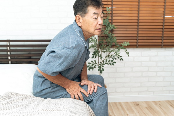 下半身に違和感を感じる男性