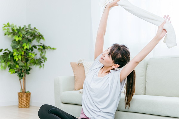 ストレッチをする女性