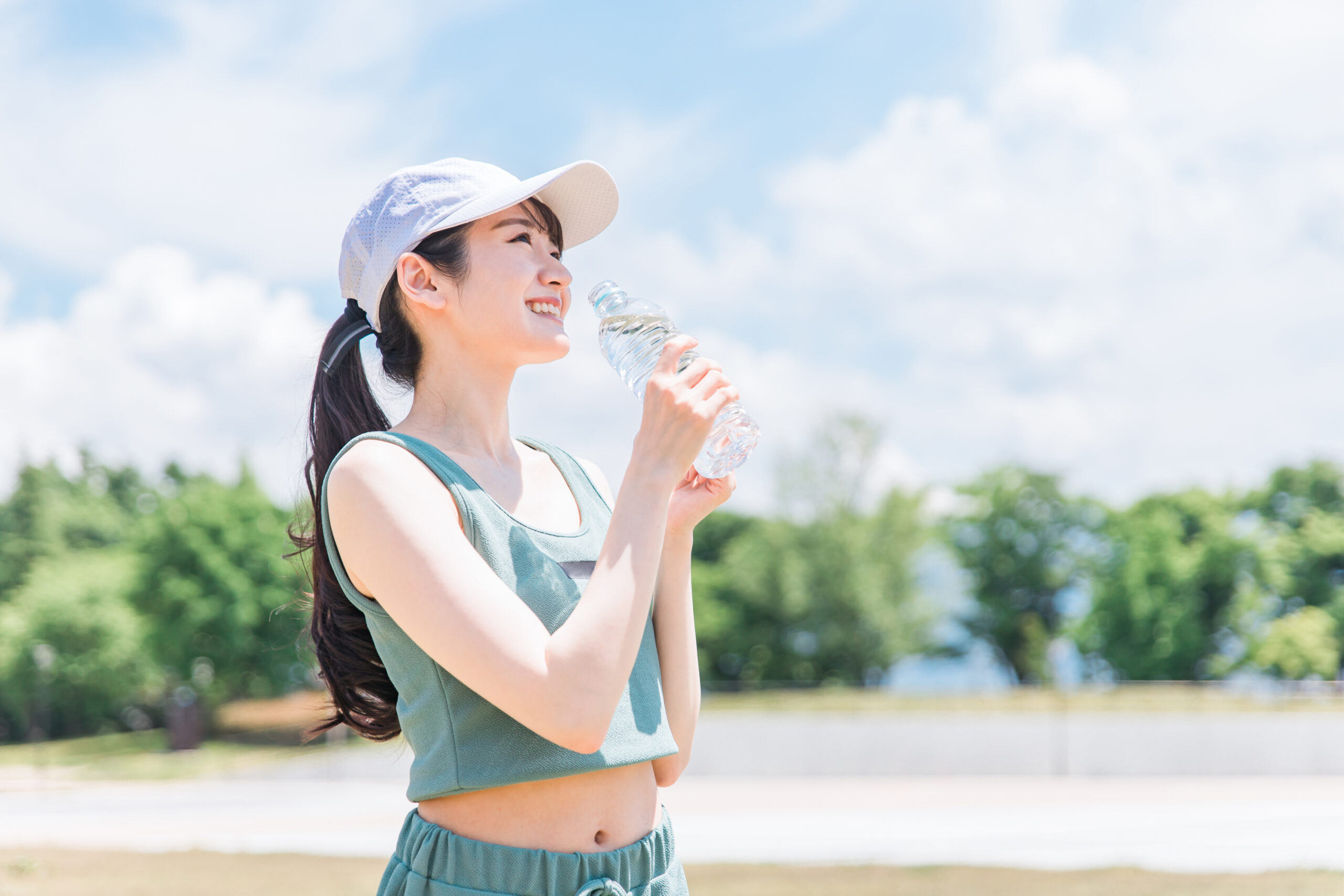 水分補給をしている女性