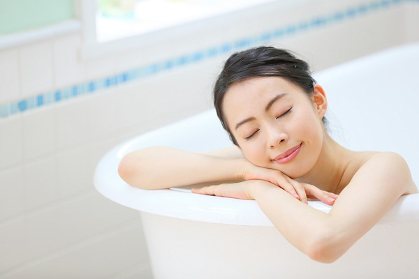 入浴をしてリラックスする女性