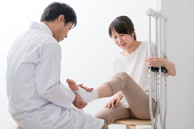 ケガの痛みで顔をしかめる女性