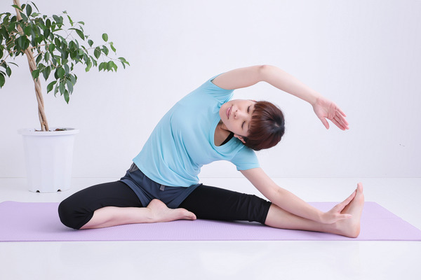 ストレッチをする女性