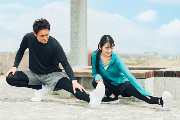 ウォーミングアップをする男女