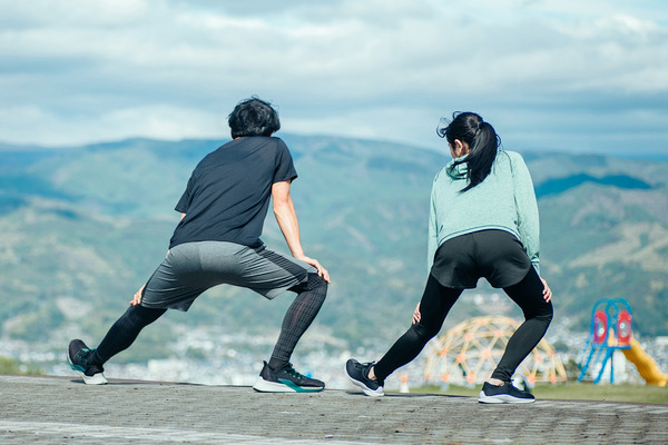準備体操をする男女