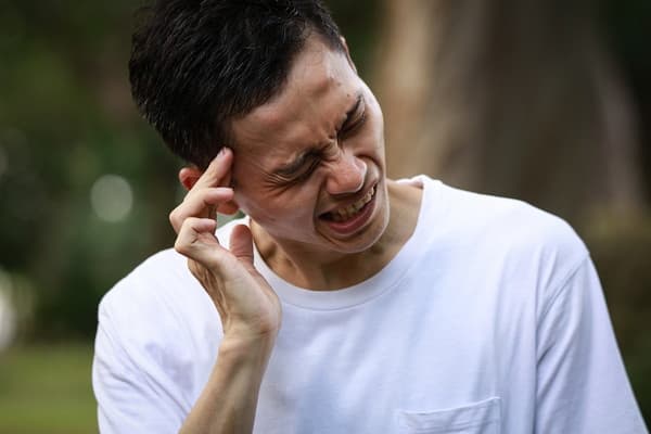 頭痛が起こってしまった男性